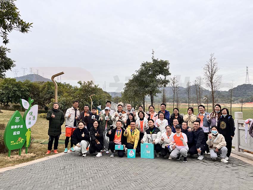 全體參賽人員合影留念，頒發(fā)獎品